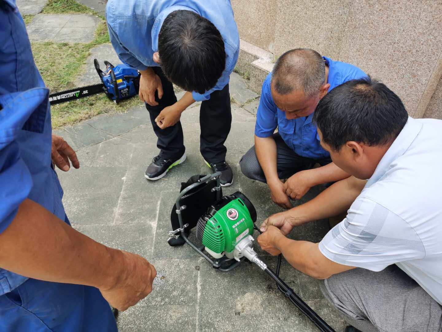 小區綠化養護綠籬機的日常維護