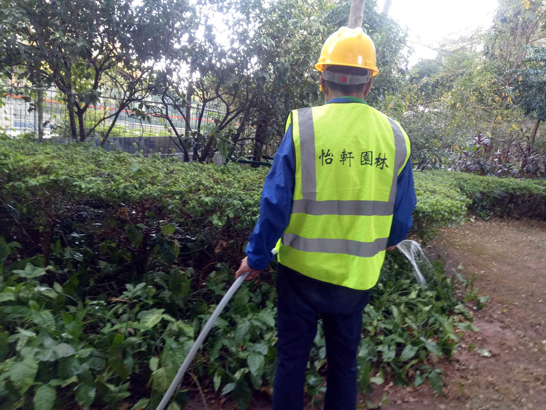 逸翠灣小區綠化養護澆水