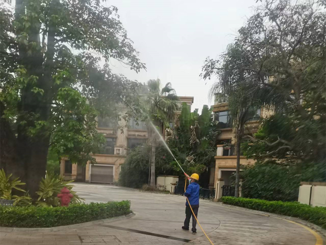 怡軒園林綠化公司工人正在進行病蟲害防治作業