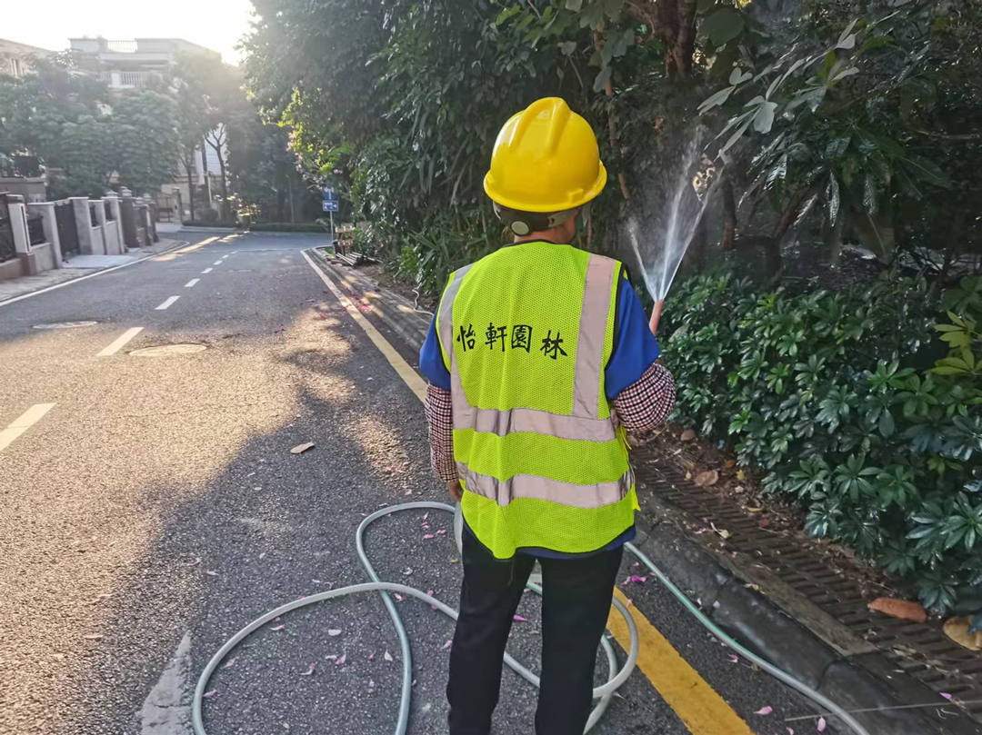 小區綠化養護澆水