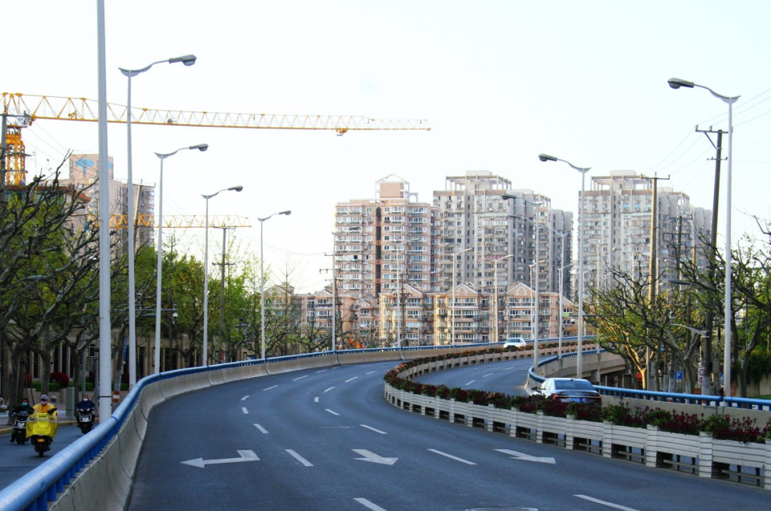 疫情期間上海空蕩蕩的城市道路