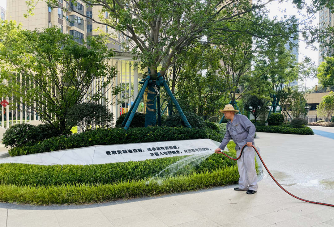 小區綠化養護澆水