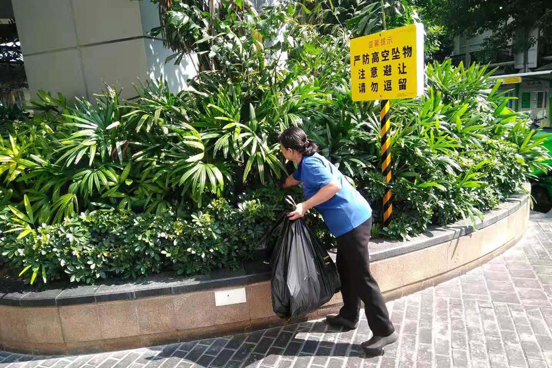 逸翠灣小區綠化養護清理垃圾